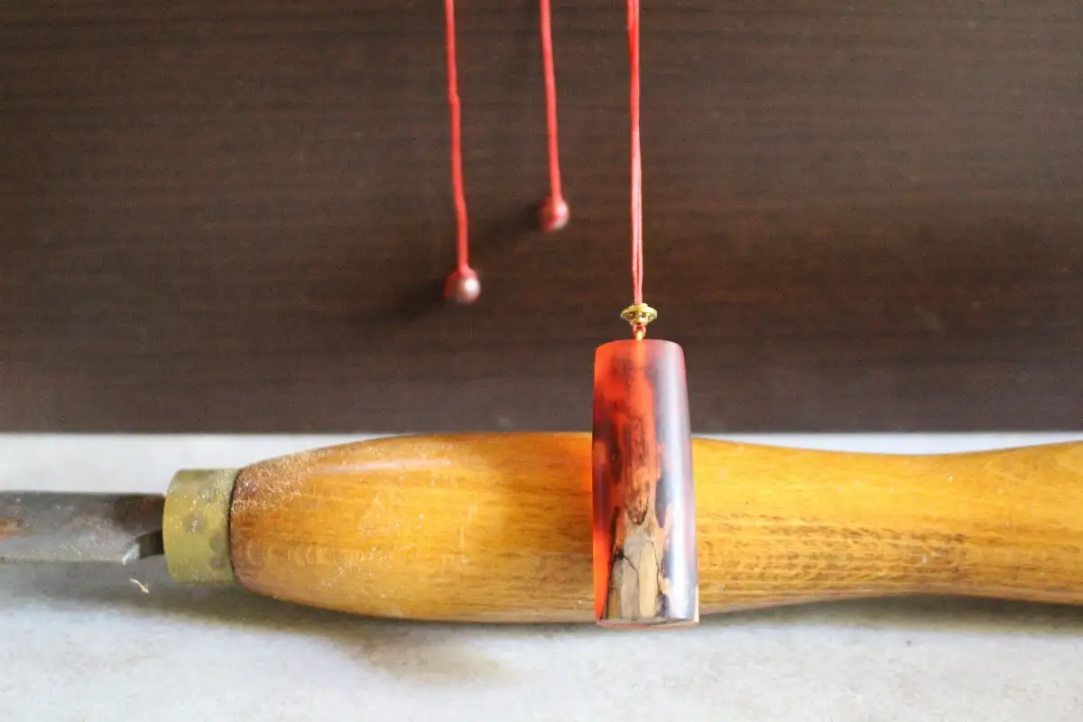 Pendentif rouge flotté
